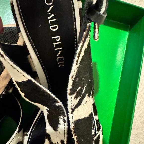 DONALD PLINER WOMEN’S PASHA COW PRINT HAIR CALF SANDAL IN BONE/BLACK SIZE 8.5 - Picture 3 of 6